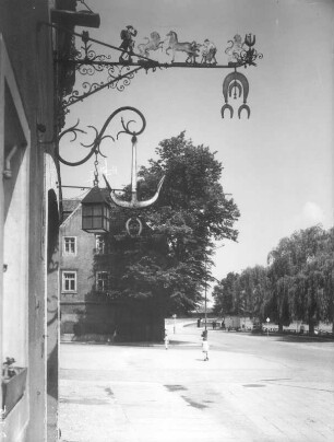 Meißen, Uferstraße 9. Ausleger der Gaststätte "Zum goldenen Anker" und eines Hufschmiedes