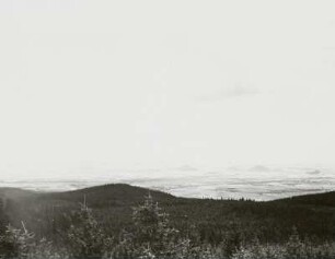 Böhmisches Mittelgebirge (České středohoří)). Blick vom Haselstein bei Böhmisch-Einsiedel in die Tiefebene mit Milleschauer (836 m), Borschen (539 m) und Sellnitzer Berg (455 m)