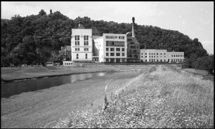 Riegel: Riegeler Brauerei, Außenansicht, mit Schild Riegel und Dreisam
