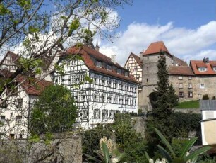 Stadtbild-Ansicht im Osten - Hohenstaufentor und Stadtmauer des Burgviertels sowie im 18-19 erbautes Fachwerkhaus (Riegelbauweise) von Südosten