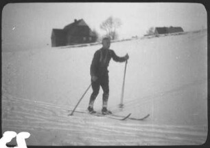 Mann auf Skiern