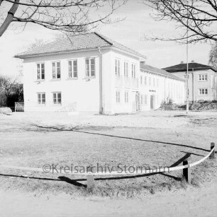 Bruno-Bröker-Heim: Erweiterungsbau: Eingangsfront Richtung Stormarnplatz: hinten rechts Altbau