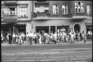 Wartende an der Straßenbahnhaltestelle Pankow Kirche