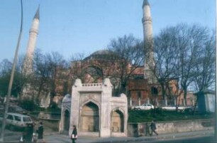 Istanbul. Dreigeteilter Trinkbrunnen in der Umfassungsmauer der Hagia Sophia