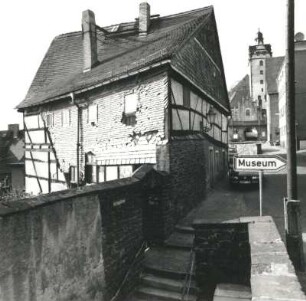 Colditz, Schloßgasse 4/Ecke Kirchgäßchen. Wohnhaus (17. Jh.). Straßenansicht (Kirchgäßchen) mit Schloßtreppe