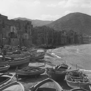 Cefalu, Fischerboote auf dem Strand im Hafen