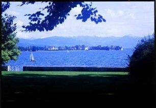 Bad Schachen: Blick vom Tannenhof auf See, die Insel und Schneeberge des Bregenzerwalds