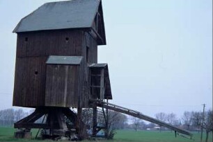 Bockwindmühle, Seitenansicht mit überdachter Treppe