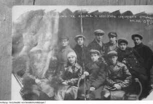 Dokument und Gruppenbildnis junger Russen (Reproaufnahme), um 1931