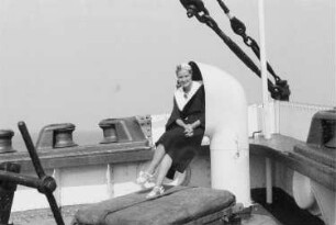 Bordleben. Junge Dame an Deck eines Passagierschiffes
