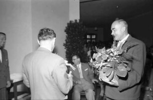 Freiburg: Regierungspräsidium; Abschied Dr. Köpfler vom Regierungspräsidium; Wiedemann und Köpfler, Blumen