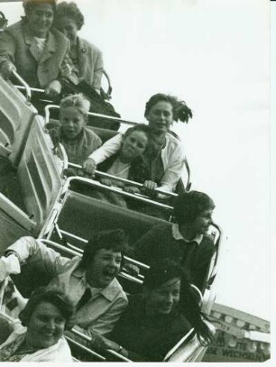 Hamburger Dom 1968. Menschen fahren mit der Achterbahn