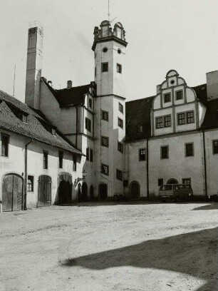 Glauchau, Schloss Forderglauchau, Innenhof nach Nordosten mit Treppenturm