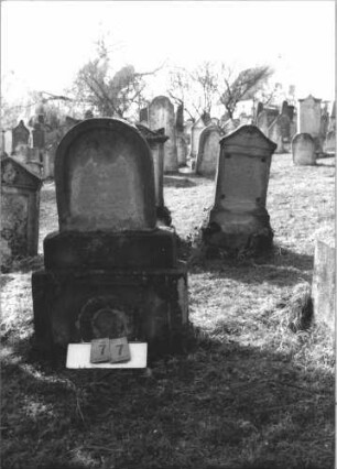 Grabstein 77 (Index: 99786716) Zustand: Vorderseite: Inschrift vollständig verwittert, Rückseite: z. T. Maße HxBxT: 110x60x13 cm: Grabstein 77
