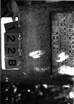 Grabstein 122 (Index: 100105342) Material: Granit Zustand: verwittert mit Textverlust Maße HxBxT: 167x56x21 cm Beschreibung: Stele, Sockel, eingezogener Rundbogenabschluß, rechteckiges Schriftfeld erhaben Symbolik: Blattwerk über Schriftfeld: Grabstein 122B