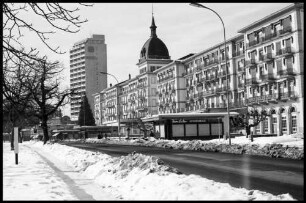Interlaken: Höheweg mit Hotelpalast und Hochhaus