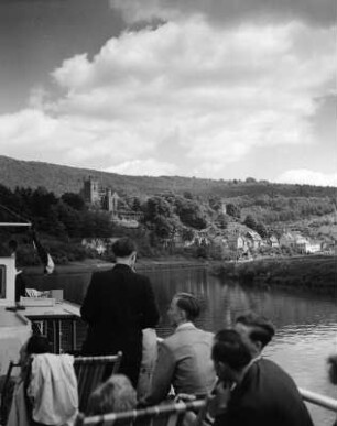 Ausflügler auf dem Neckar bei Neckargmünd