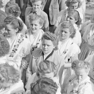 Grundsteinlegung für einen Schule in Briesen. Junge Frauen in festlicher Spreewaldtracht. : Połoženje zakładneho kamjenja za šulu w Brjazynje. Młode žony w Błótowskej swjedźenskej drasće.