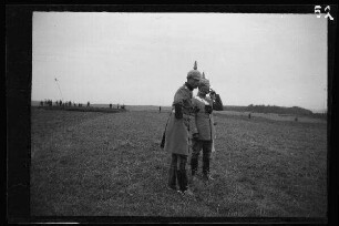 2 Offiziere mit Pickelhaube auf einem weiten Feld beim Beobachten