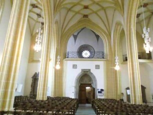 Stiftskirche-Langhaus (Hallenkirche) Innen-Ansicht nach Westen mit profilierten Stützsäulen sowie Herrenloge mit großer Fensterrose (Fertigstellung bis 1461)
