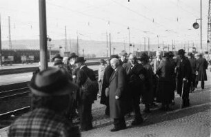 Gruppe am Bahnsteig : Eine Gruppe von Männern an einem Bahnsteig, vermutlich in Naumburg