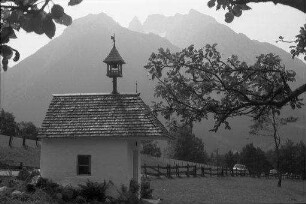 Schwarzbachwachsattel: Kapellchen, Hintergrund Watzmann