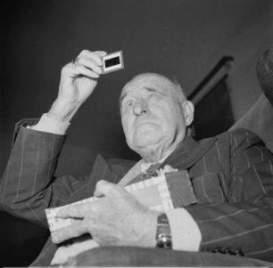 Marburg. Der Maler Prof. Ernst Vollbehr (1876-1960) beim Betrachten eines Diapositives