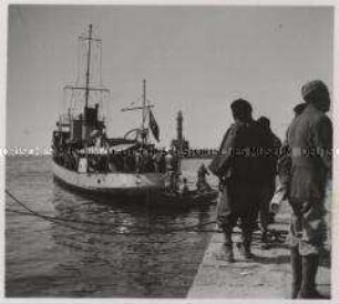Wehrmachtssoldaten, Italiener landen im Hafen von Chania.