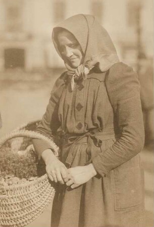 Frau mit Gemüsekorb