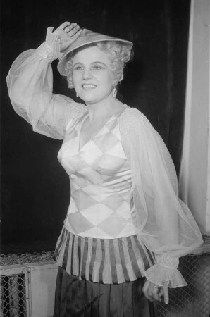 Szenenbilder aus der Oper "Harlekin" an der Deutschen Staatsoper Berlin : Soloaufnahme von Irma Beilke