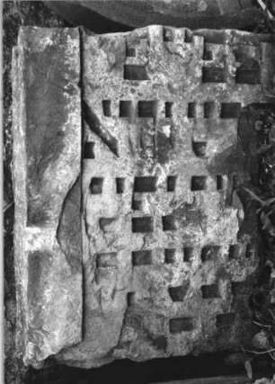 Grabstein 242 (Index: 100110513) Material: Sandstein Zustand: zwei zusammengehörige Fragmente, stark verwittert mit geringem Textverlust Maße HxBxT: 45x39x10 cm Beschreibung: Schriftfeld eingetieft (Fragment) Besonderheit: Maße des zweiten Fragmentes: 54/39/10: Grabstein 242 (Detailaufnahme 3)