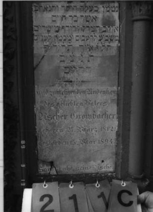 Grabstein 211 (Index: 100093588) Maße HxBxT: 264x88x31 cm Symbolik: Verzierungen Besonderheit: Doppelgrab für Eheleute: Grabstein 211C