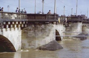 Dresden-Altstadt. Elbe-Hochwasser August 2002. Elbe-Hochwasser an der Augustusbrücke