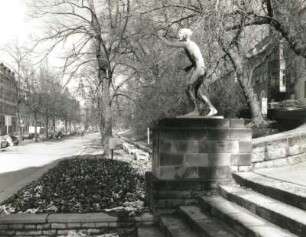 Läufer : Läufer. Bronze (1926; F. Röll). Halle (Saale), Hansering