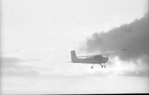 Oberrimsingen: Cessna 172 mit beiden Fallschirmspringern beim Hochdrehen
