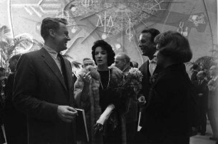 Bambi-Verleihung an die vier beliebtesten, von der Zeitschrift "Film-Revue" ermittelten Filmstars unter Teilnahme weiterer bekannter Filmschauspieler.