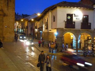 Cusco - Plaza de Armas am Abend : Der Hauptplatz, Plaza de Armas, am Abend. Aufgenommen am 29. August 2011 in Cusco