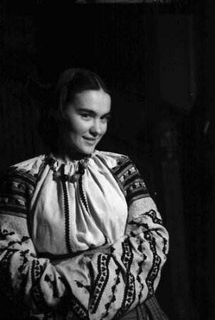 Bukarest: Mädchen in rumänischer Tracht