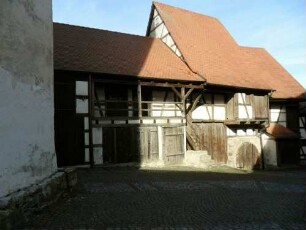 Kirchhof im Nordnordosten mit Fachwerkgaden (innenseitg an die Kirchhofmauer angebaut)-mehrheitlich unterkellert-in Übersicht