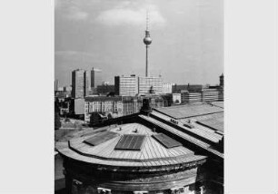 Blick vom Pergamonmuseum auf das Dach und die Fassade der Nationalgalerie im Apsisbereich