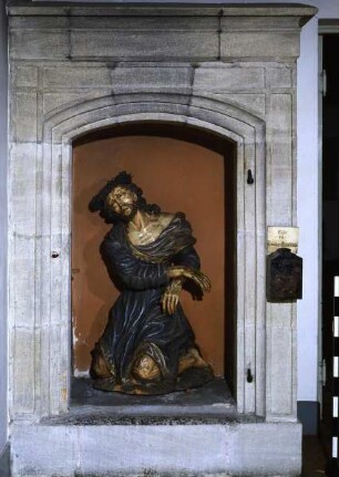Kniender Schulterwunden-Christus mit gefesselten Händen