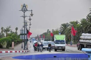 Ampelstopp an einer Ausfallstraße : Straßenverkehr in der Neustadt von Marrakesch, aufgenommen am 03.11.2008