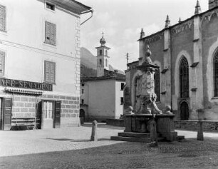 Schweiz, Poschiavo : Marktplatz mit Brunnen
