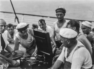 Matrosen um einen Plattenspieler : Matrosen an Deck um einen Plattenspieler der Deutschen Grammophon AG