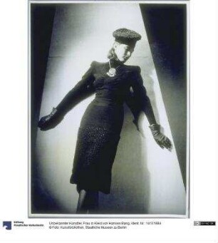 Frau in Kleid von Hansen Bang