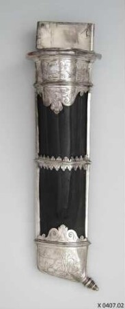 Scheide / Weidbesteck bestehend aus Weidmesser, Scheide, 3 Messern, Schraubenzieher, Pfriem, Gabel / Werkzeugkabinett des Kurfürsten Johann Georg I.