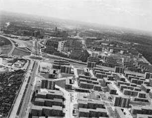 Luftaufnahme, Blick von Osten auf den Autobahnzubringer Siemensdamm (Stadtring) über die Paul-Hertz-Siedlung Richtung Wohnsiedlung Charlottenburg-Nord. Berlin-Charlottenburg-Nord, Jakob-Kaiser-Platz