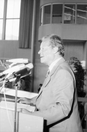 Freiburg: Stadthalle; SPD-Parteitag, Willy Brandt am Rednerpult
