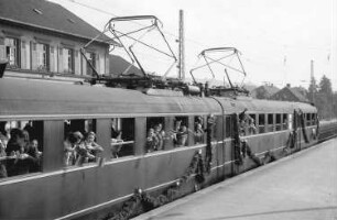 Haltingen: Triebwagenzug mit Schulkindern, von höher gesehen
