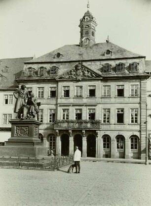 Hanau, Marktplatz : Hanau. Neustädter Marktplatz mit Rathaus und Denkmal der Brüder Jakob Grimm (1785-1863) und Wilhelm Grimm, Wilhelm (1786-1859). Wappenkartusche mit Frieden und Gerechtigkeit